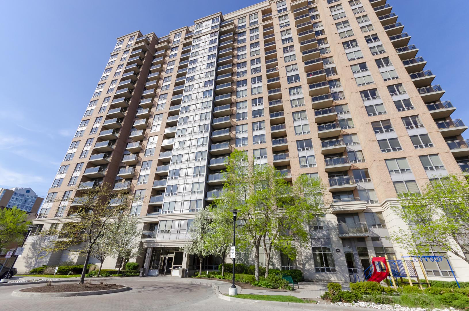 425,524 Hurontario Mississauga Strathaven Residences SOLD